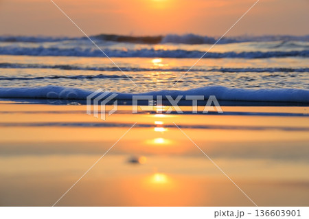 美しい海岸の朝焼け 美しい海岸の朝焼け 136603901