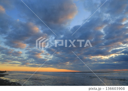 美しい海岸の朝焼け 美しい海岸の朝焼け 136603908