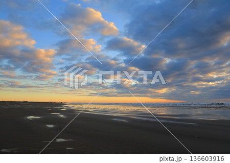 美しい海岸の朝焼け 美しい海岸の朝焼け 136603916