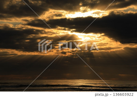 美しい海岸の朝焼け 136603922
