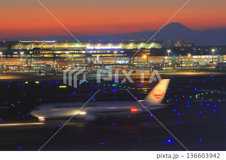 夕焼けの羽田空港(第3ターミナルビル・富士山) 夕焼けの羽田空港(第3ターミナルビル・富士山) 136603942