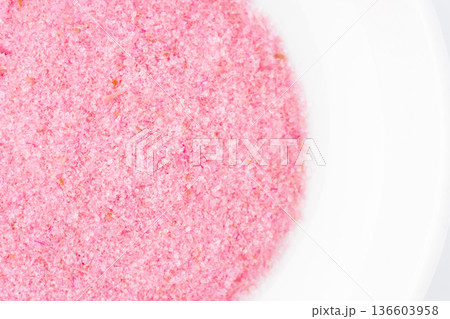 お皿に入った桜でんぶのクローズアップ お皿に入った桜でんぶのクローズアップ 136603958
