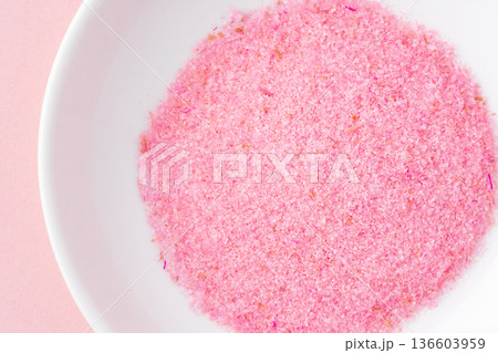 お皿に入った桜でんぶのクローズアップ お皿に入った桜でんぶのクローズアップ 136603959