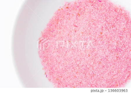 お皿に入った桜でんぶのクローズアップ 136603963