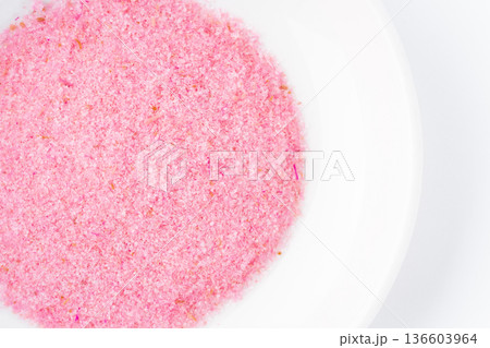 お皿に入った桜でんぶのクローズアップ 136603964