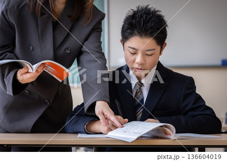 塾講師と男子学生 136604019