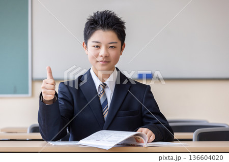 グッドサインをする男子学生 136604020