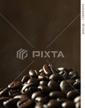焙煎されたコーヒー豆のクローズアップ 焙煎されたコーヒー豆のクローズアップ 136604045