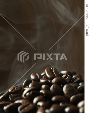 焙煎されたコーヒー豆のクローズアップ 136604046
