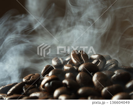 焙煎されたコーヒー豆のクローズアップ 136604049