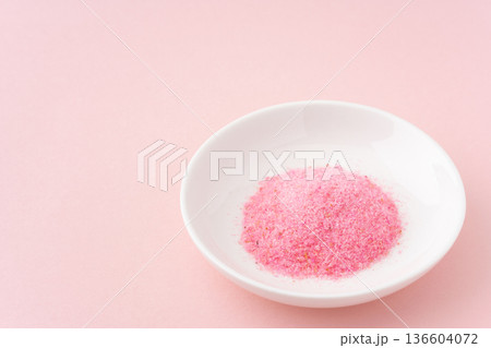 ピンク色の背景にお皿に入った桜でんぶ 136604072