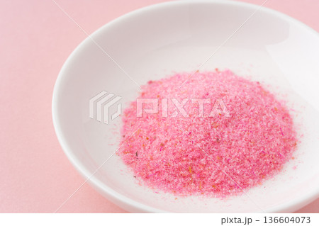 ピンク色の背景にお皿に入った桜でんぶ 136604073