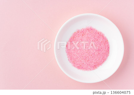 ピンク色の背景にお皿に入った桜でんぶ ピンク色の背景にお皿に入った桜でんぶ 136604075