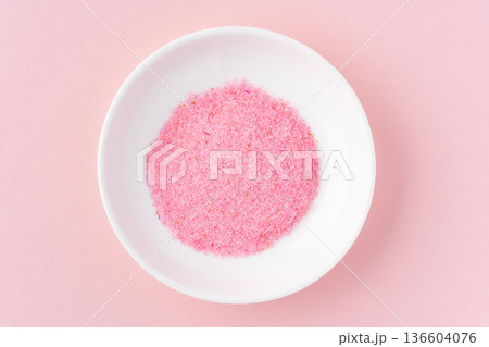 ピンク色の背景にお皿に入った桜でんぶ 136604076