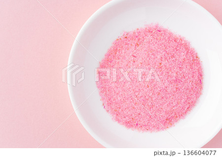 ピンク色の背景にお皿に入った桜でんぶ 136604077