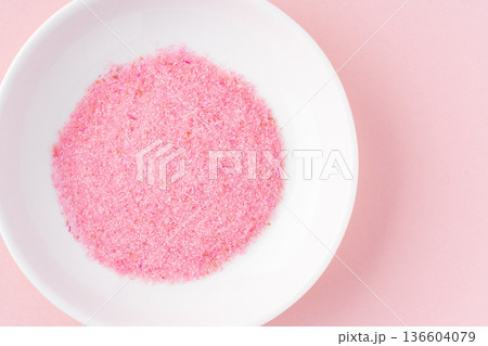 ピンク色の背景にお皿に入った桜でんぶ 136604079