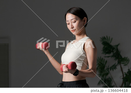 ダンベルで筋トレする女性 136604418