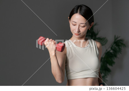 ダンベルで筋トレする女性 136604425