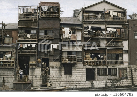 古写真　1932年　東京　京橋の大根河岸から望む銀座一丁目の古い民家（モノクロ写真をAIでカラー化） 136604792
