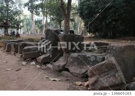 バイヨン寺院の石積み バイヨン寺院の石積み 136605165