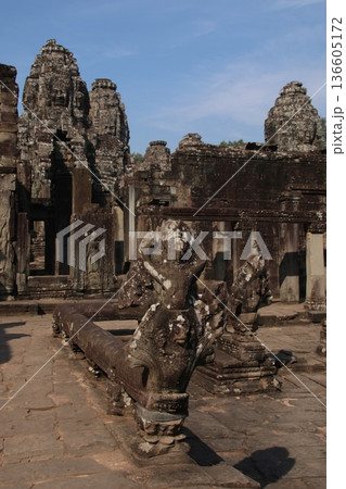 ナーガとデバターの彫像 136605172