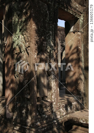 バイヨン寺院のデバター像 136605179