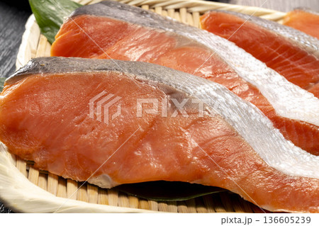 新鮮で美味しい鮭の切り身 136605239