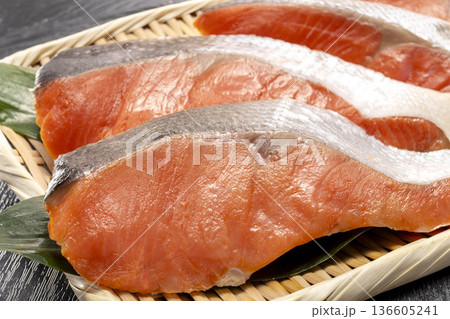 新鮮で美味しい鮭の切り身 136605241