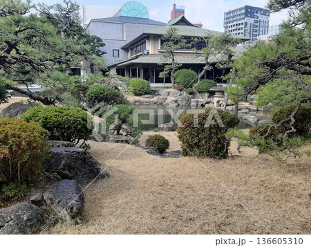 庭園のある風景　綺麗な庭園 136605310