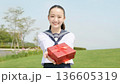 女子高生がプレゼントを持ってるシーン 136605319