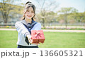 女子高生がプレゼントを持ってるシーン 136605321
