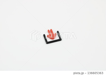 ダウンロードのアイコンの立体模型 ダウンロードのアイコンの立体模型 136605363