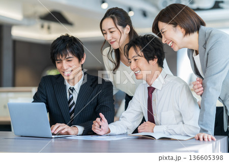 ビジネスシーン　撮影協力：WEEK芝大門（サンフロンティア不動産） 136605398