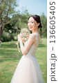 ブーケを持つ美しい花嫁 136605405