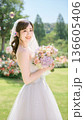 ブーケを持つ美しい花嫁 136605406