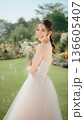 ブーケを持つ美しい花嫁 136605407