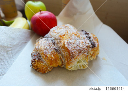 デニッシュとリンゴの軽食 デニッシュとリンゴの軽食 136605414