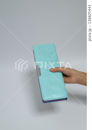 水色の筆箱を持つ子供の手と縦の余白 136605441