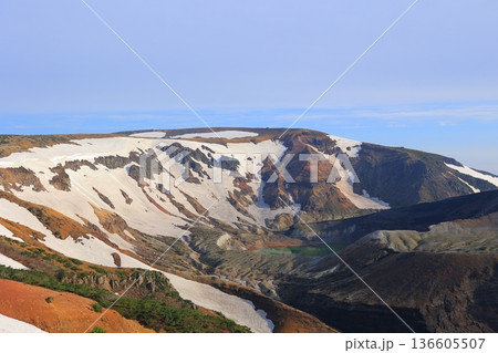 残雪残る山の山肌 残雪残る山の山肌 136605507