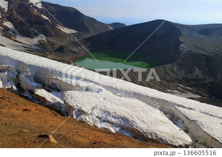 残雪残る山の山肌 136605516