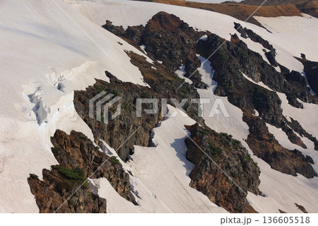 残雪残る山の山肌 残雪残る山の山肌 136605518