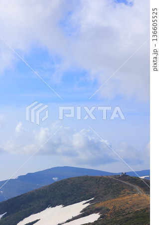 残雪残る山の山肌 136605525