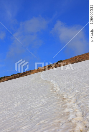 残雪残る山の山肌 136605533