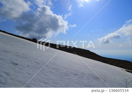 残雪残る山の山肌 残雪残る山の山肌 136605534