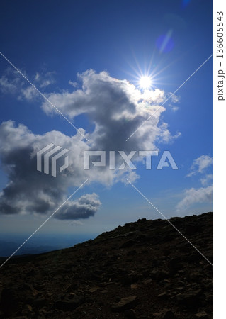 残雪残る山の山肌 残雪残る山の山肌 136605543