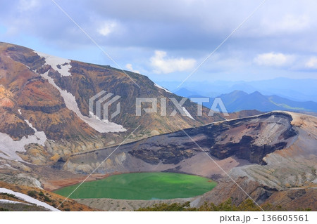 残雪残る山の山肌 残雪残る山の山肌 136605561