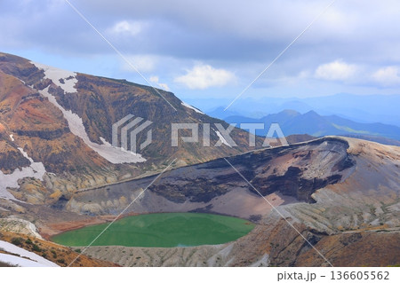 残雪残る山の山肌 残雪残る山の山肌 136605562