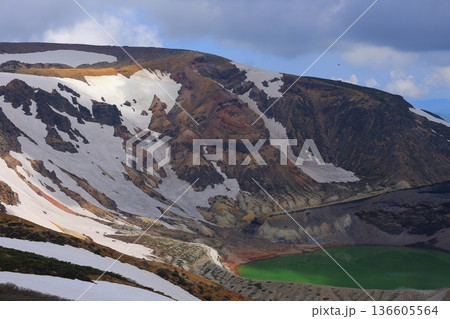 残雪残る山の山肌 136605564