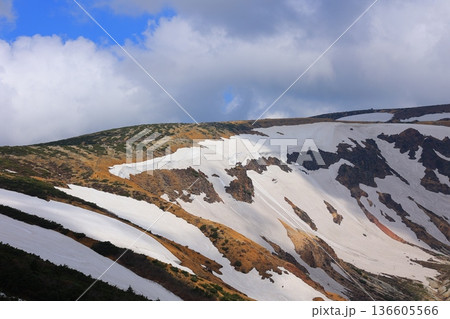 残雪残る山の山肌 136605566