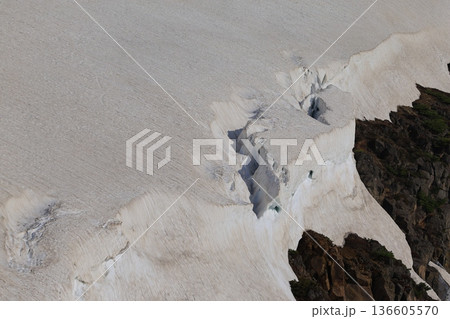 残雪残る山の山肌 136605570